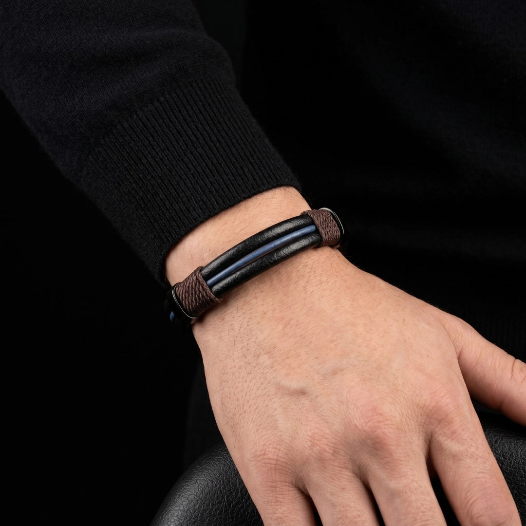 Hombre modelando pulsera desmos hecha con cordon de cuero de vaca natural 