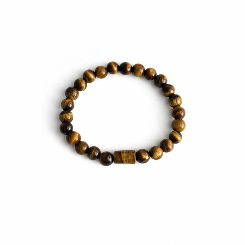 Plano principal de pulsera de cuentas de ojo de tigre con piedra central tallada  a mano 
