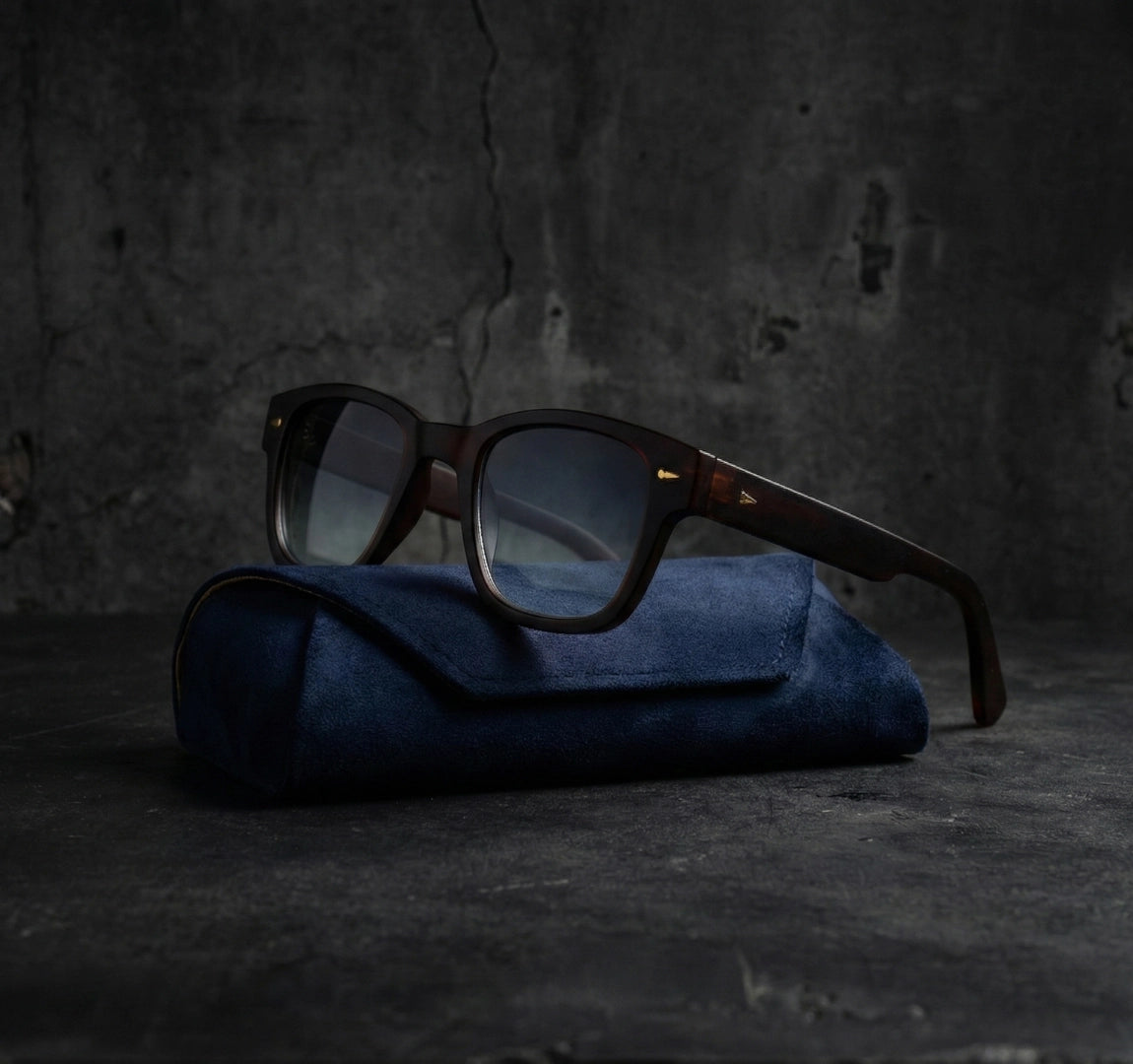 Gafas de sol de montura marrón y lentes azul degradado