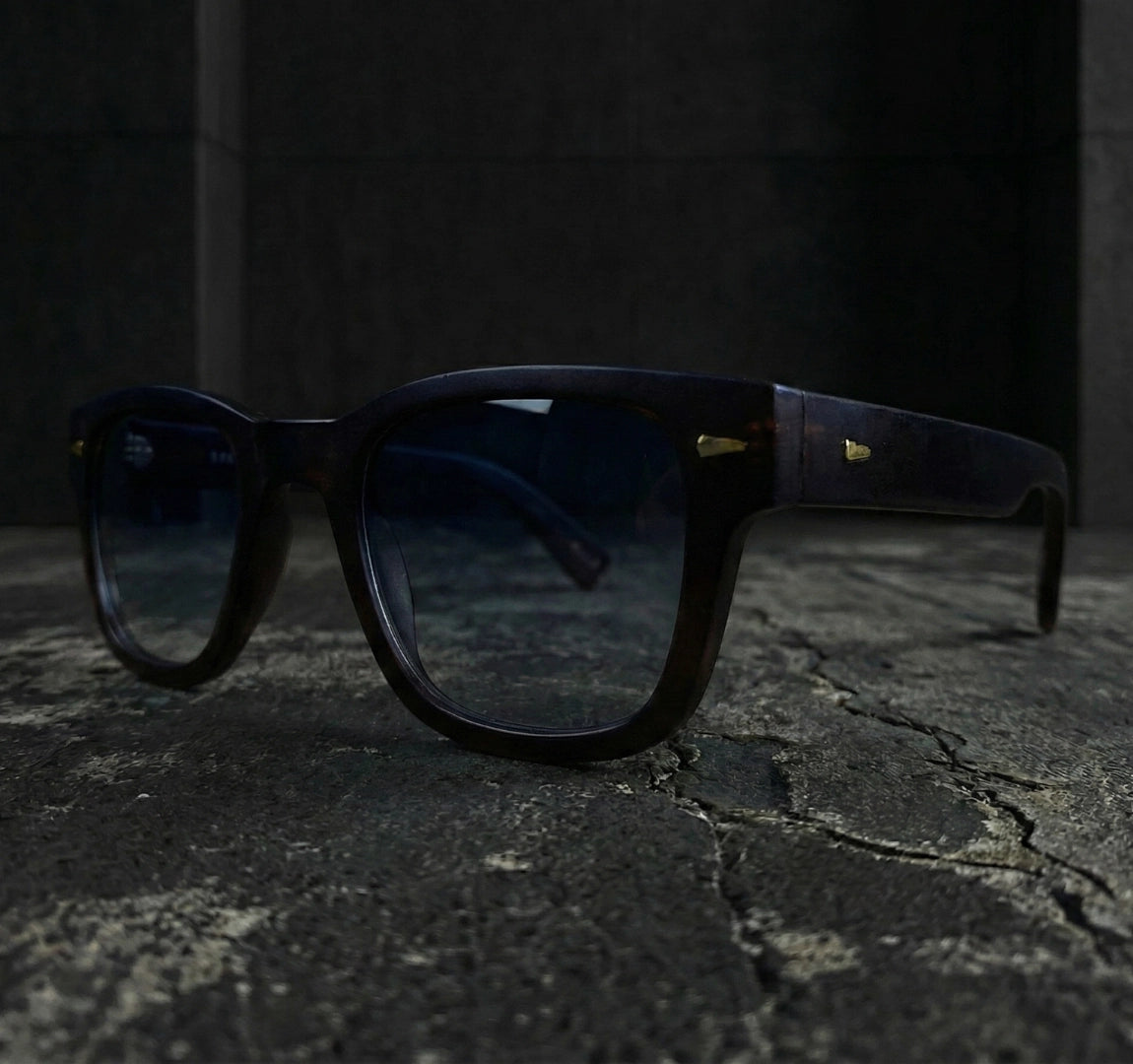 Gafas de sol de montura marrón y lentes azul degradado