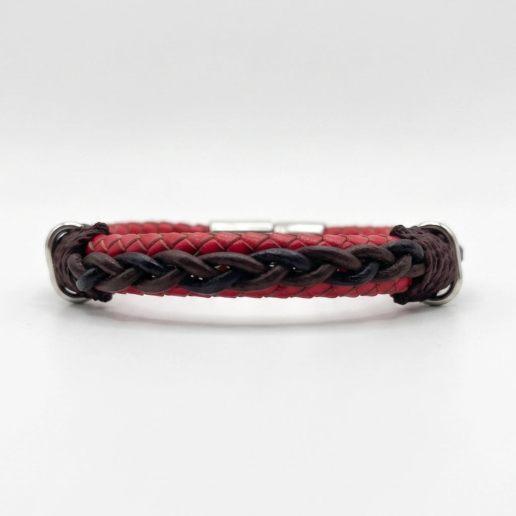Vista frontal de pulsera Desmos para hombre con doble trenzado en cuero bovino rojo, detalle entrelazado central oscuro y uniones de hilo encerado.