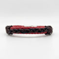 Vista frontal de pulsera Desmos para hombre con doble trenzado en cuero bovino rojo, detalle entrelazado central oscuro y uniones de hilo encerado.