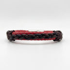 Vista frontal de pulsera Desmos para hombre con doble trenzado en cuero bovino rojo, detalle entrelazado central oscuro y uniones de hilo encerado.
