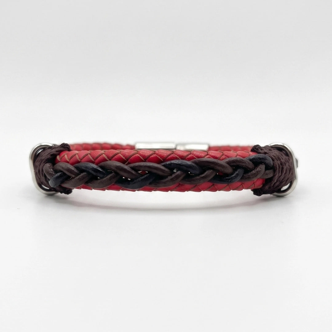 Vista frontal de pulsera Desmos para hombre con doble trenzado en cuero bovino rojo, detalle entrelazado central oscuro y uniones de hilo encerado.