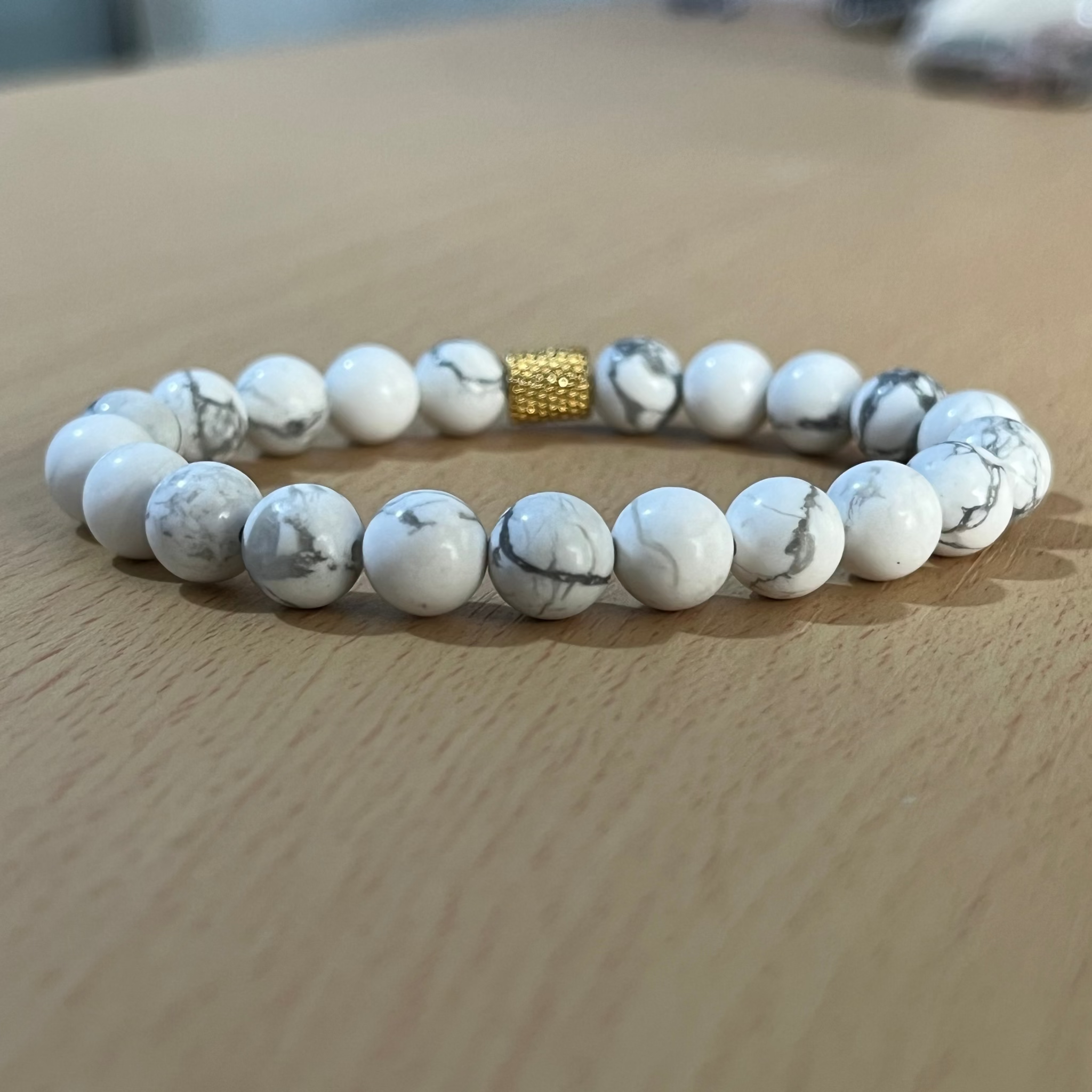 Pulsera o manilla Howlita o pino blanco para hombre, posición sobre una mesa de madera, hombre krv accesorio