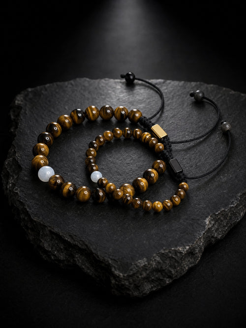 Set de pulseras para pareja con piedras de ojo de tigre en fondo blanco 