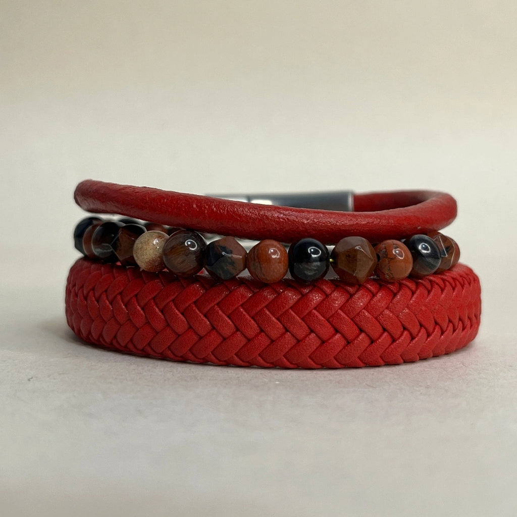 Pulsera de cuero trenzado rojo para hombre con broche de seguridad en acero PVD.