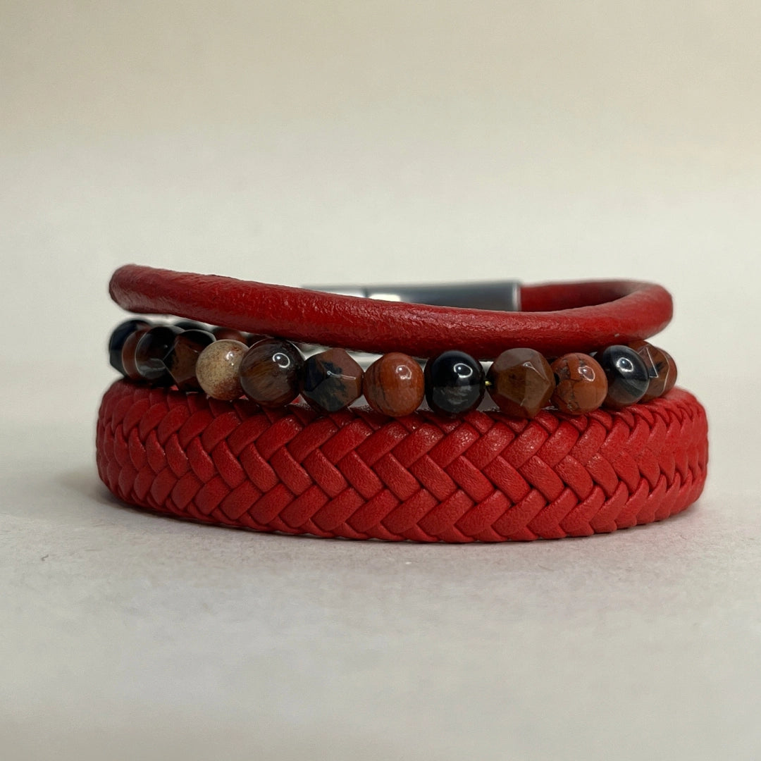 Pulsera de cuero trenzado rojo para hombre con broche de seguridad en acero PVD.