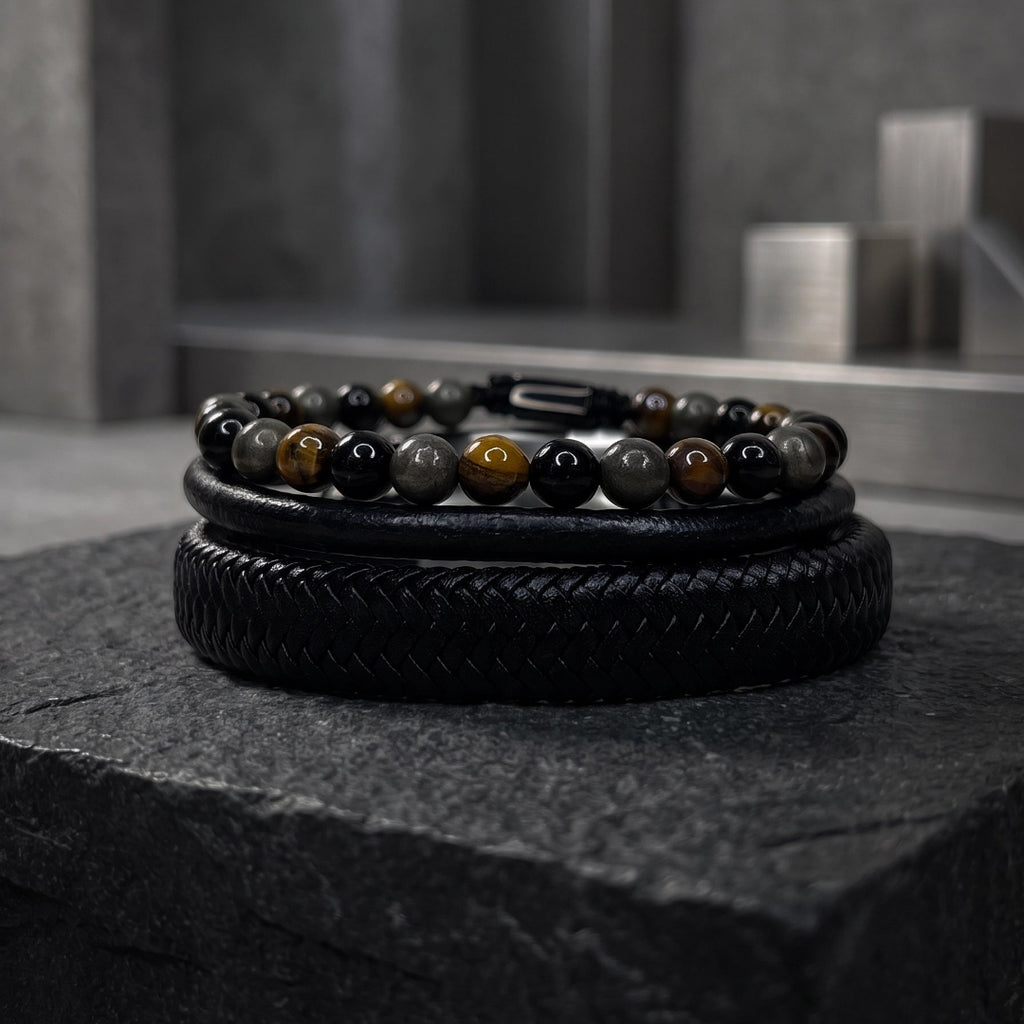 pack de pulseras en fondo brutalista 