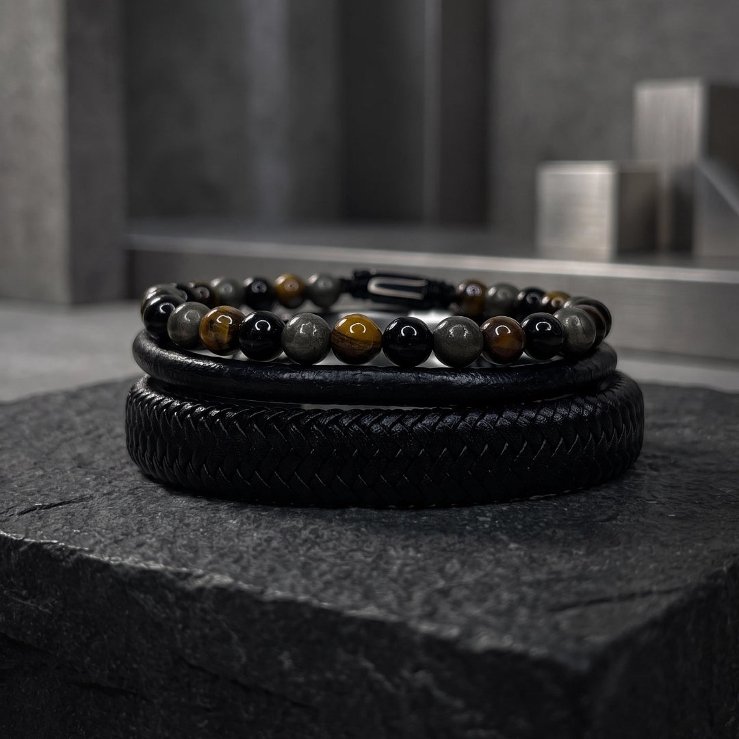 pack de pulseras en fondo brutalista 