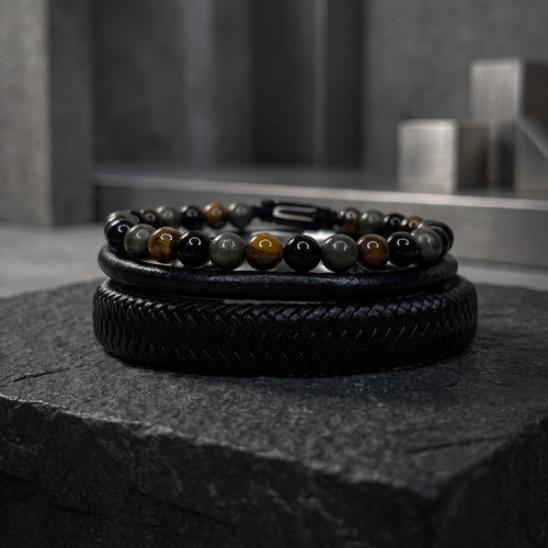 pack de pulseras en fondo brutalista 