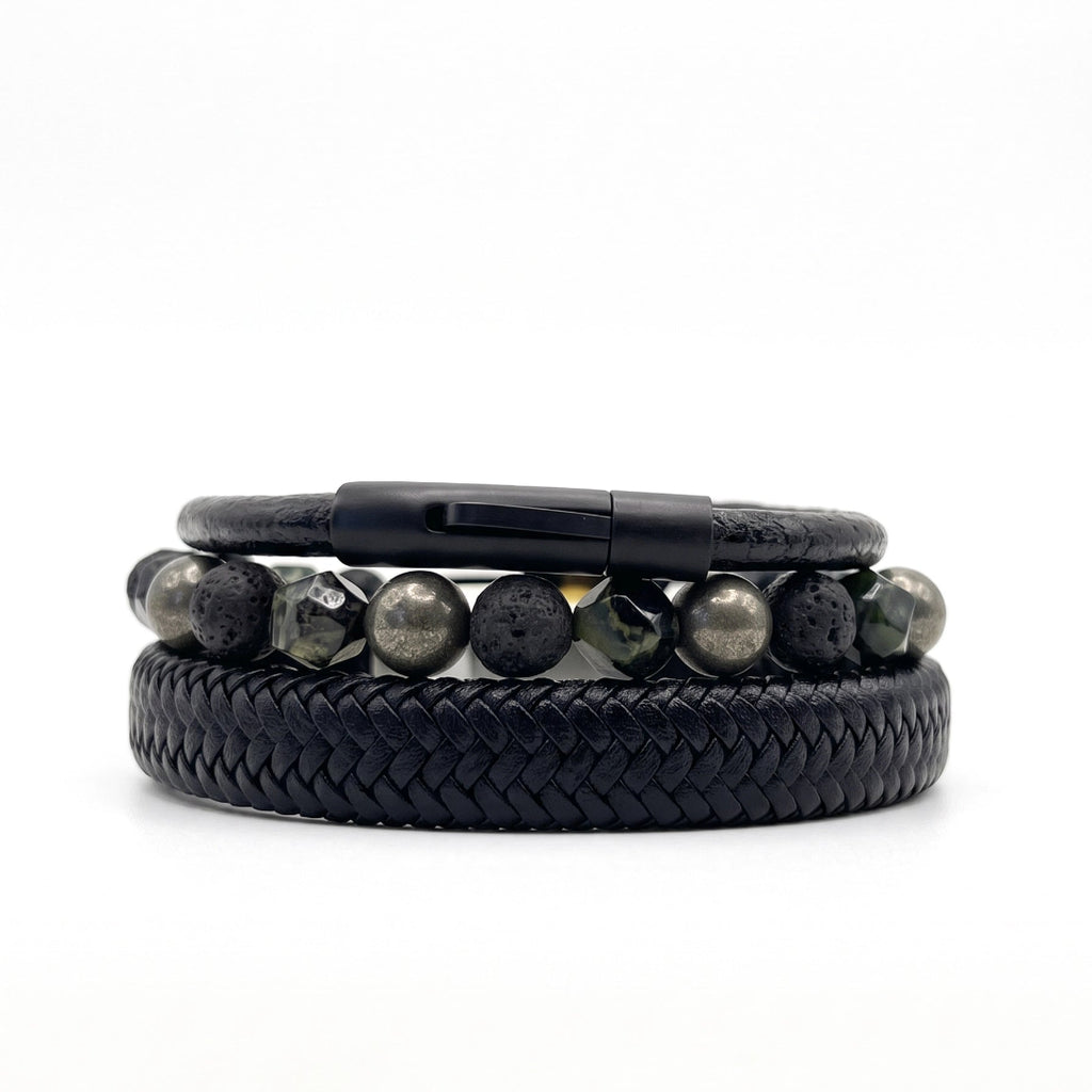 Pack de pulseras en fondo blanco, pulseras masculinas con estilo sobrio 