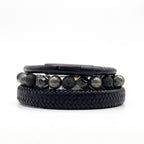 Pack de pulseras en fondo blanco, pulseras masculinas con estilo sobrio 
