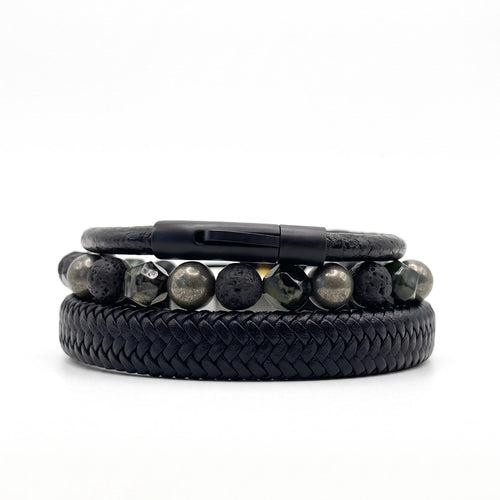 Pack de pulseras en fondo blanco, pulseras masculinas con estilo sobrio 