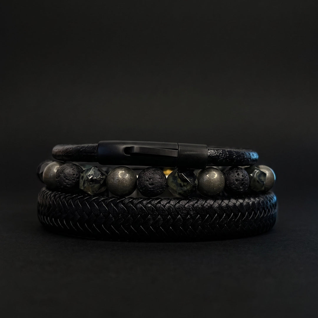 Pack de 3 pulseras de cuero natural y piedra volcanica en fondo negro minimalista