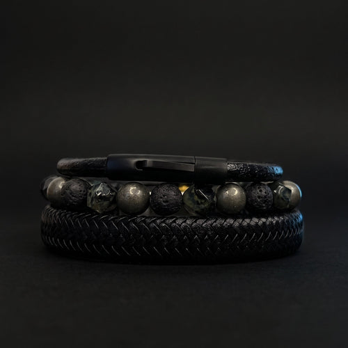 Pack de 3 pulseras de cuero natural y piedra volcanica en fondo negro minimalista