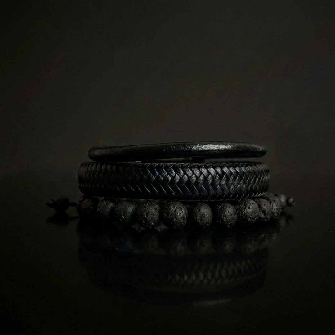 Pack de tres pulseras en fondo negro donde se aprecian accesorios en cuero y piedras naturales