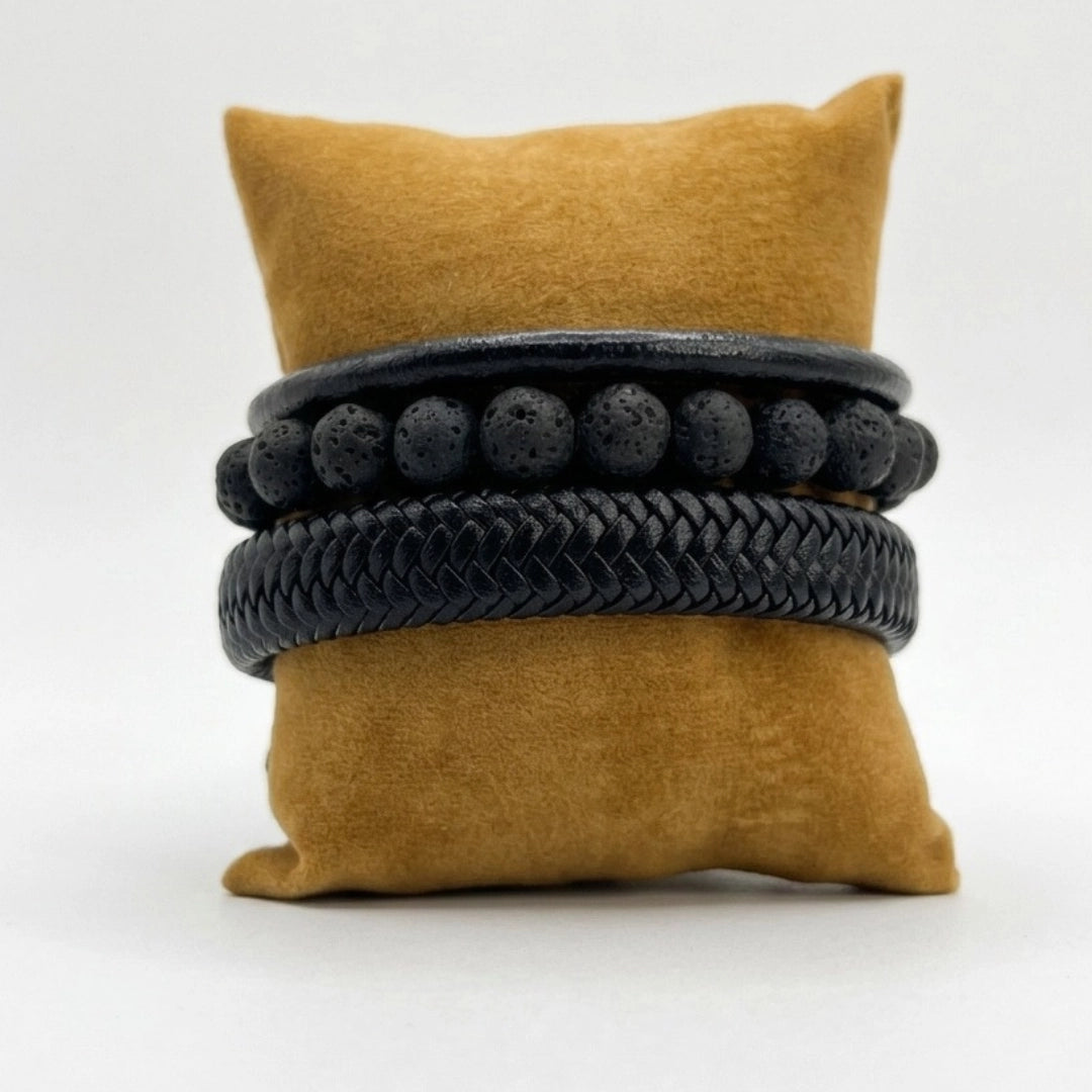 conjunto de pulseras en cuero natural y piedra volcánica en almohadilla exhibidora 