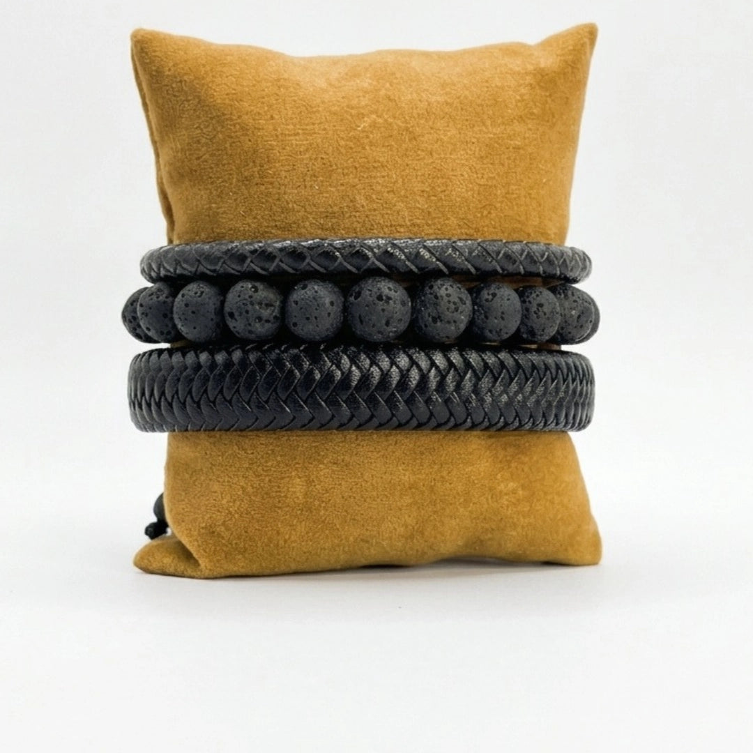 Pack de pulseras en cuero trenzado natural de forma artesanal, y una pulsera en piedra volcánica