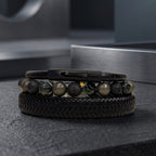Fondo brutalista donde se aprecian tres pulseras que forman un pack sobrio y masculino para hombres que desean un buen regalo 