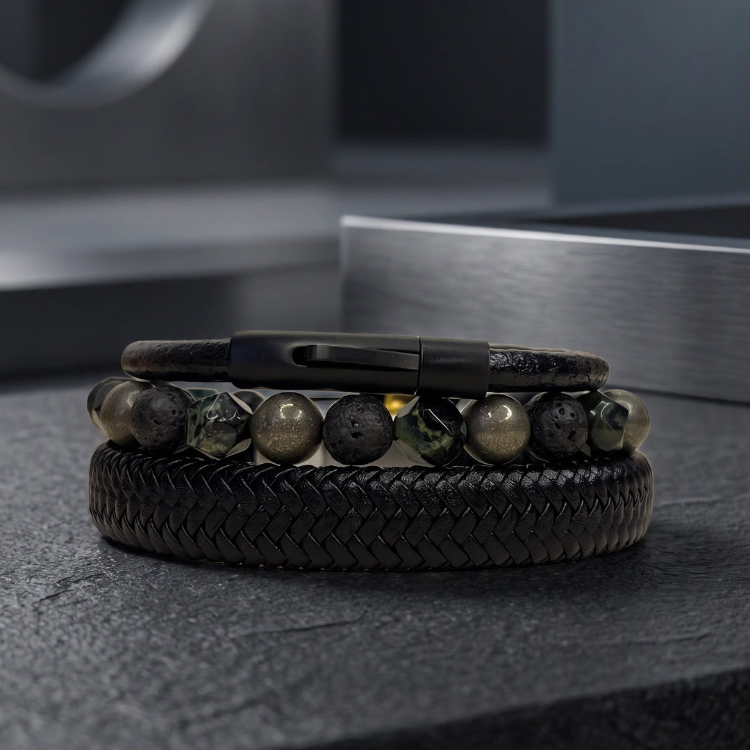 Fondo brutalista donde se aprecian tres pulseras que forman un pack sobrio y masculino para hombres que desean un buen regalo 