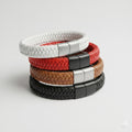 Pack de pulseras en fondo blanco