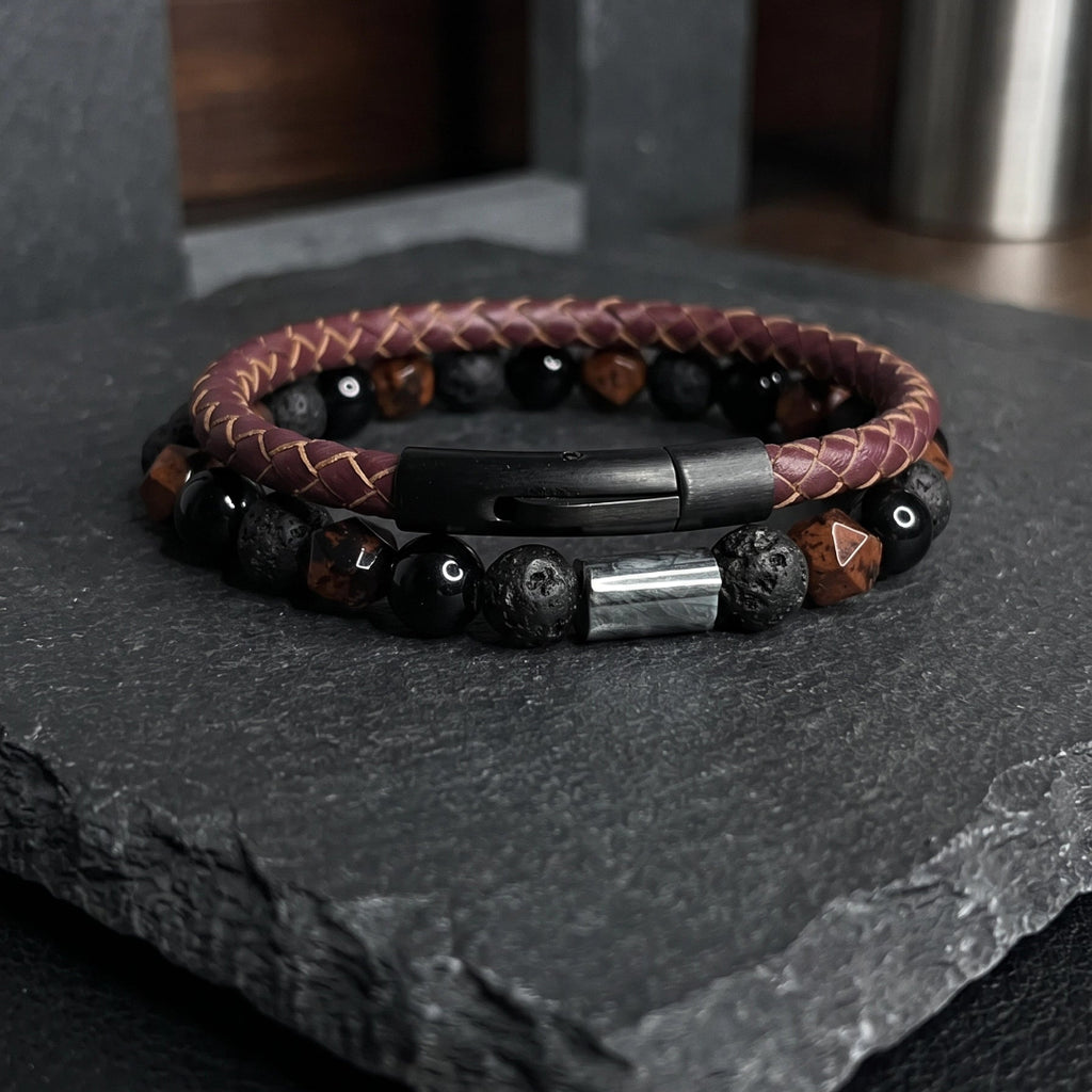 Set de pulseras masculinas hechas con cuero trenzado y piedras naturales de tipo obsidiana roja y piedra volcánica