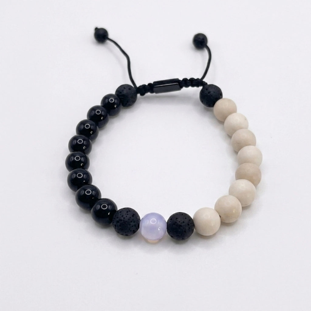Pulsera hecha a mano con ónix negro y cerámica en contraste, cordón ajustable, joyería masculina Colombia