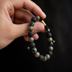 Accesorio de piedras naturales pirita y volcánica combinado con dije cilíndrico dorado, joyería masculina Colombia