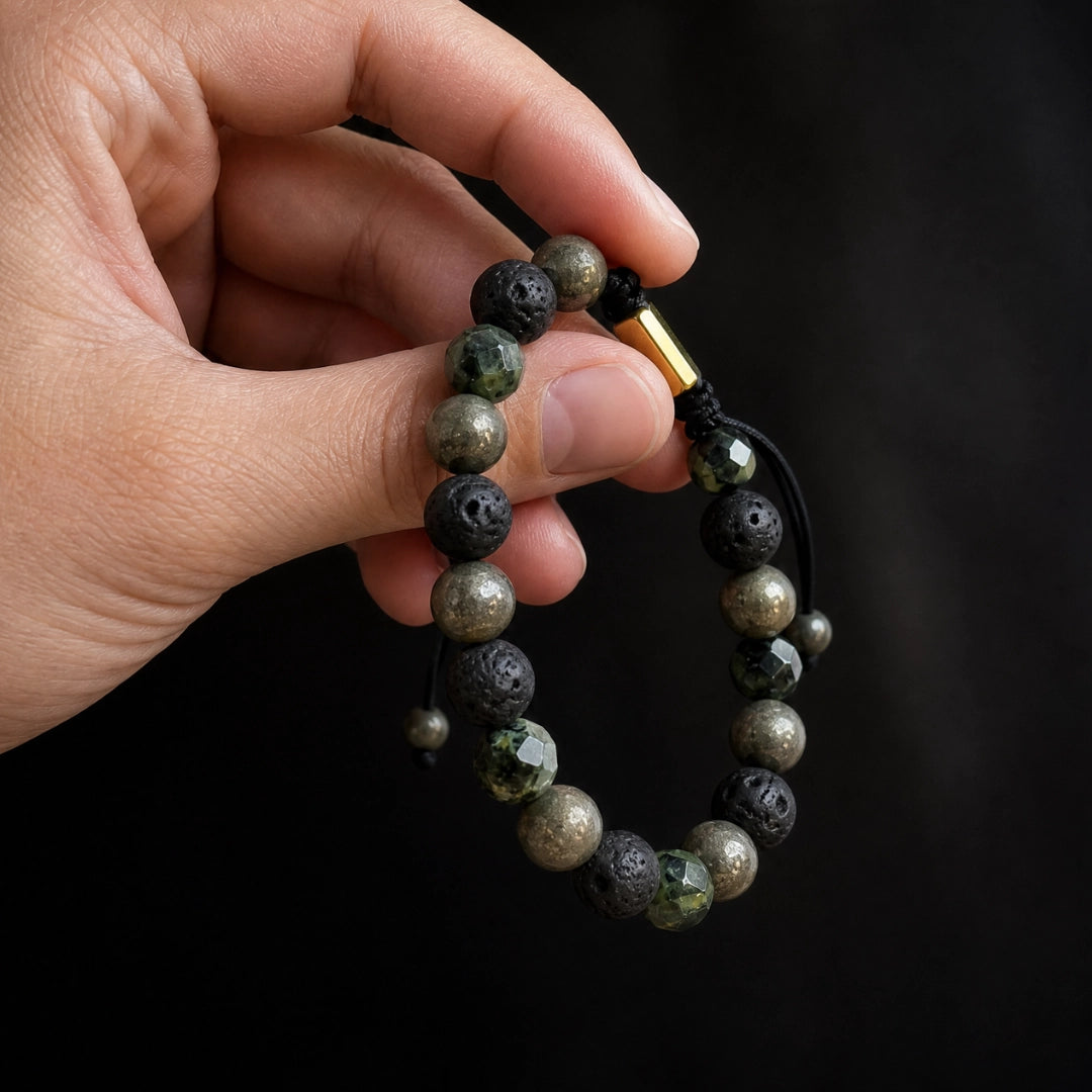 Accesorio de piedras naturales pirita y volcánica combinado con dije cilíndrico dorado, joyería masculina Colombia