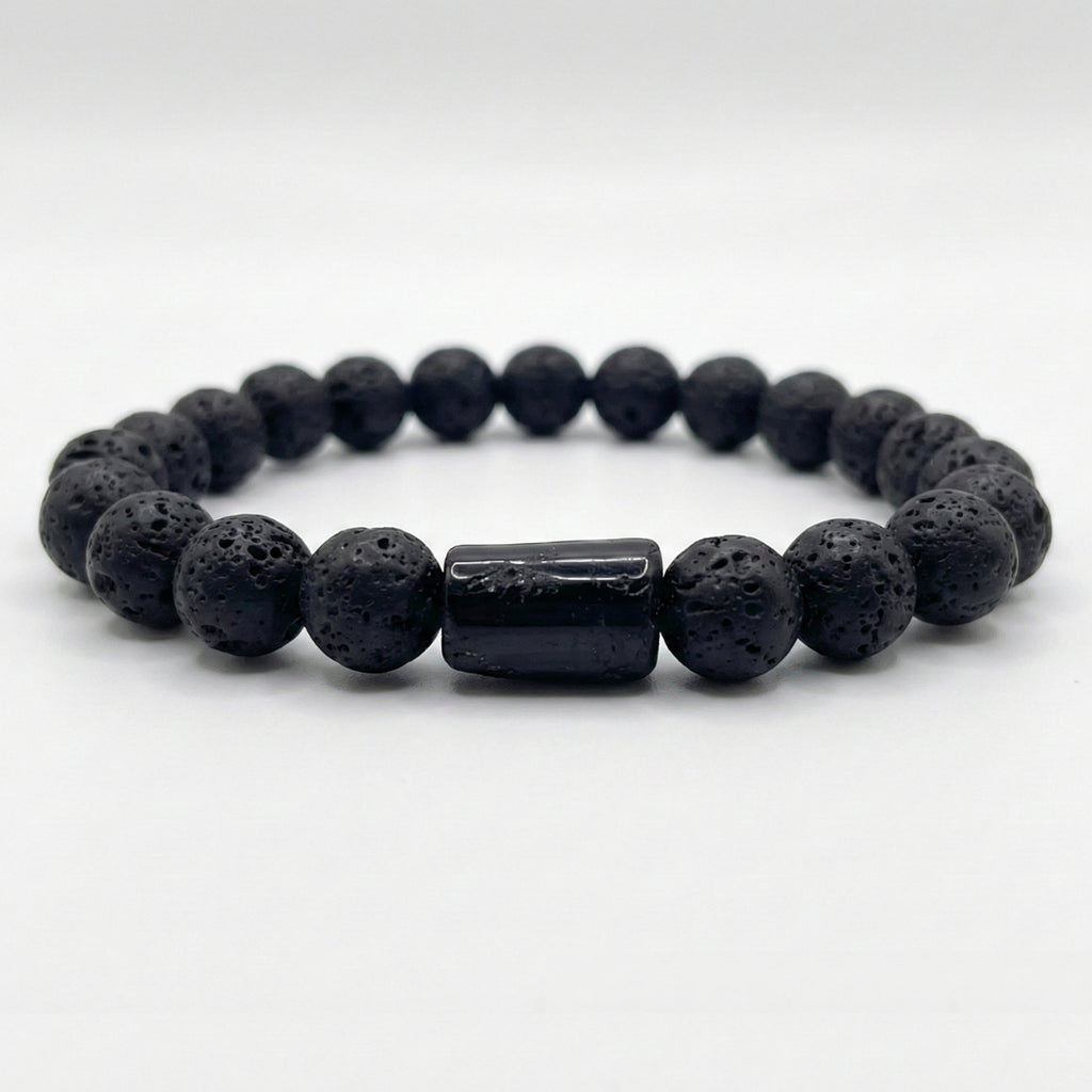 Pulsera de piedra volcánica sobre mesa blanca, foto profesional de accesorio para hombre