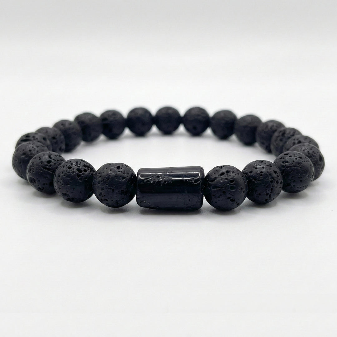 Pulsera de piedra volcánica sobre mesa blanca, foto profesional de accesorio para hombre