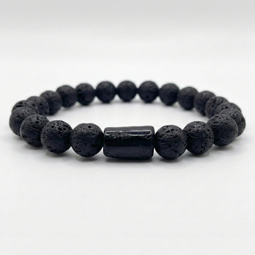 Pulsera de piedra volcánica sobre mesa blanca, foto profesional de accesorio para hombre