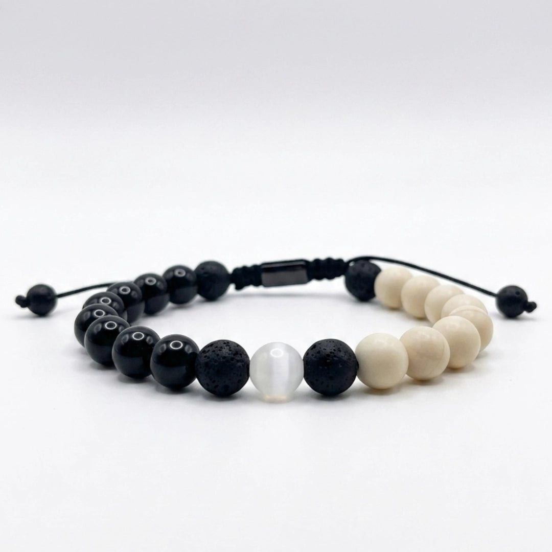 Detalle de cuentas de ónix negro, cerámica y piedra de lava con selenita en pulsera artesanal masculina KRV.CO