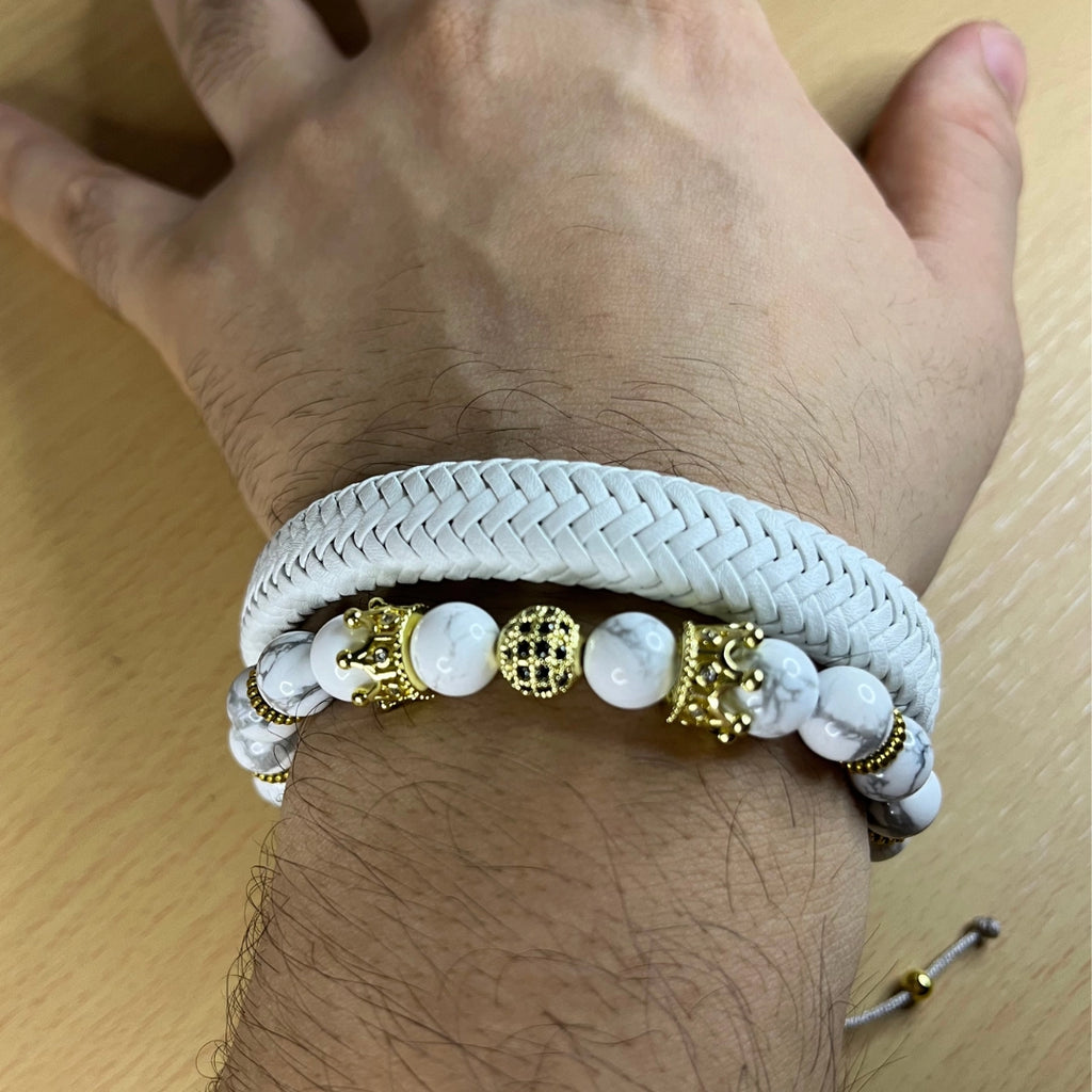 pulsera sobre mano modelando para hombre, cuero treenzado blanco genuino