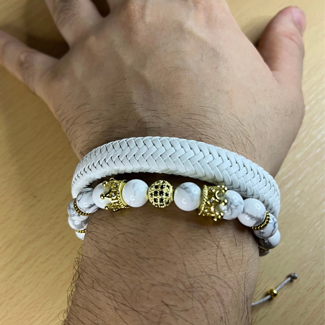 pulsera sobre mano modelando para hombre, cuero treenzado blanco genuino