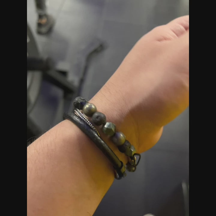Video donde se muestra el pack de pulseras hechas con cuero y pirita natural