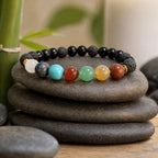 Pulsera 7 chakras en ambiente zen con velas y bambú
