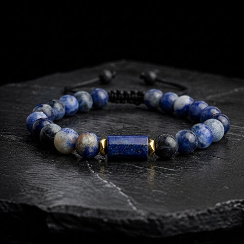 Brazalete de piedras para hombre en fondo negro, piedra central lapislazuli y sodalita natural