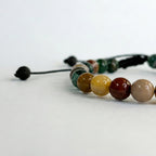 Cierre de nudo corredizo negro estilo macramé en pulsera ajustable de piedras naturales