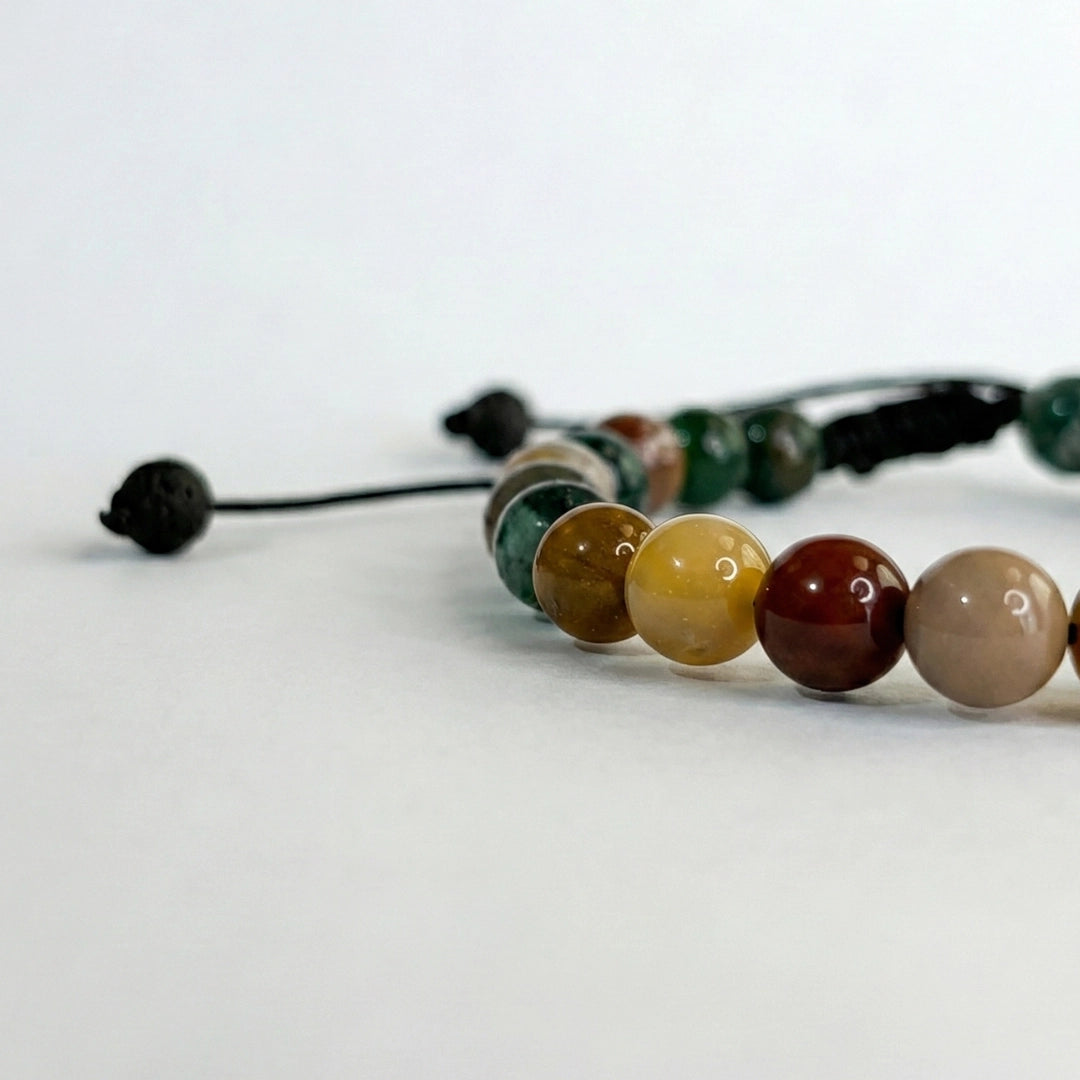 Cierre de nudo corredizo negro estilo macramé en pulsera ajustable de piedras naturales