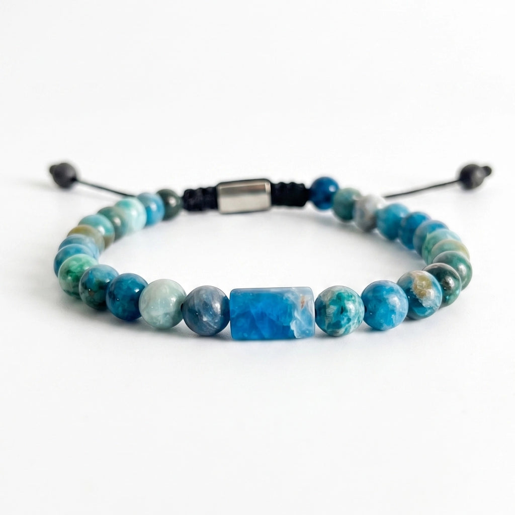 Pulsera masculina de piedra natural apatita azul con una pieza central rectangular tallada a mano y nudo corredizo.