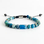 Pulsera masculina de piedra natural apatita azul con una pieza central rectangular tallada a mano y nudo corredizo.