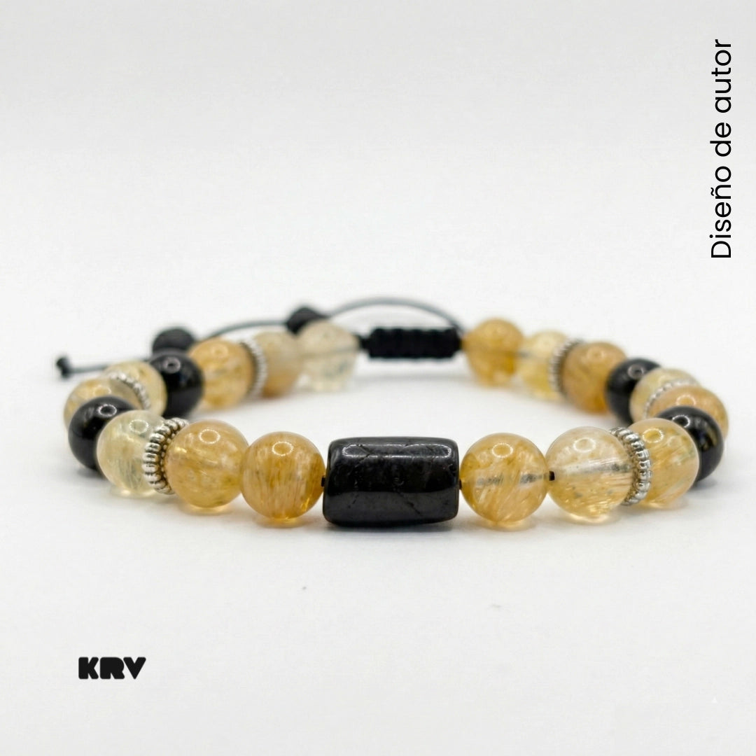 Detalle de separador de Turmalina negra tallada a mano en pulsera artesanal de piedras naturales.