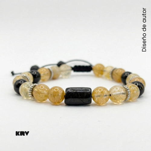 Detalle de separador de Turmalina negra tallada a mano en pulsera artesanal de piedras naturales.