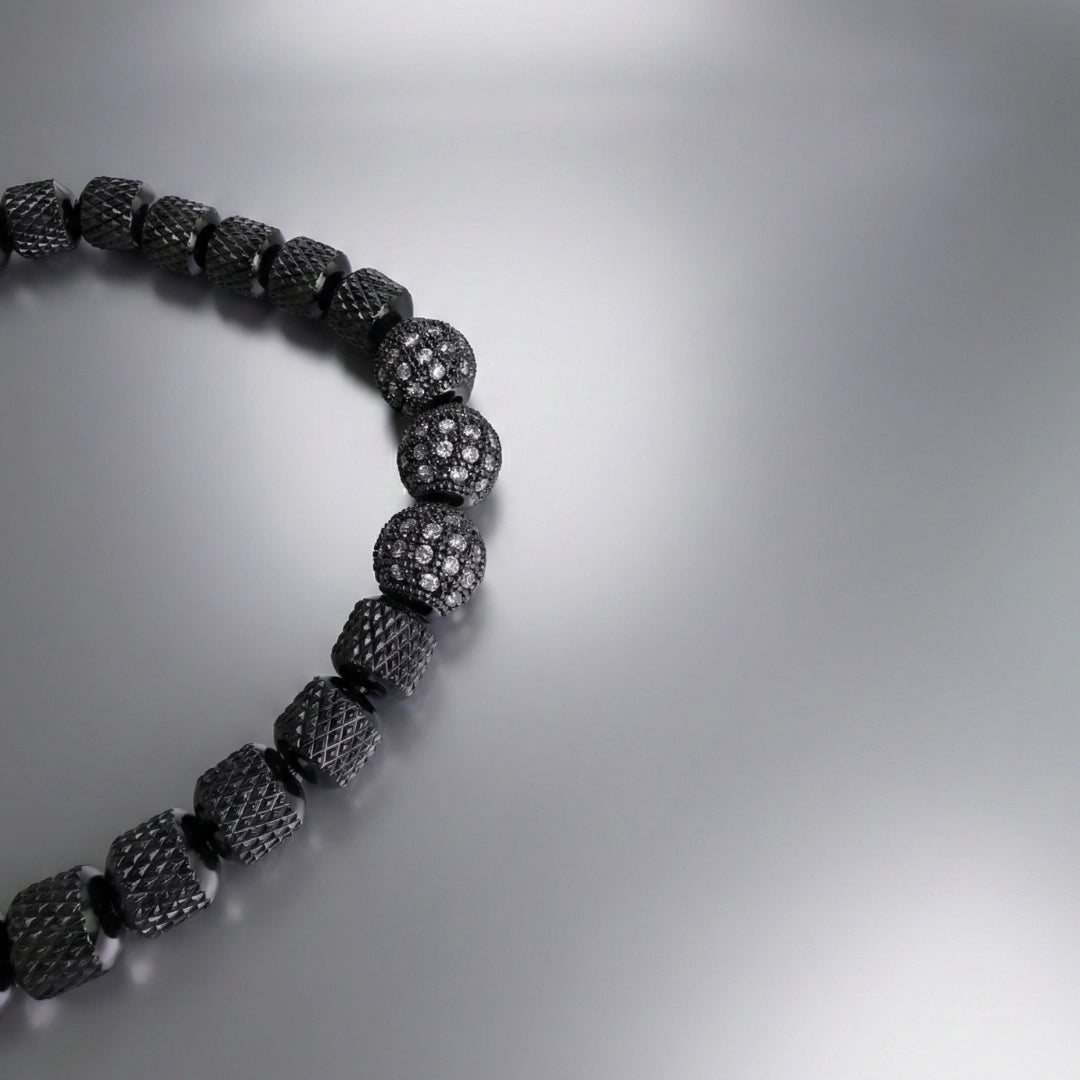 Vista lateral d euna piedra ajustable de microcircon para hombre, accesorio de acero 