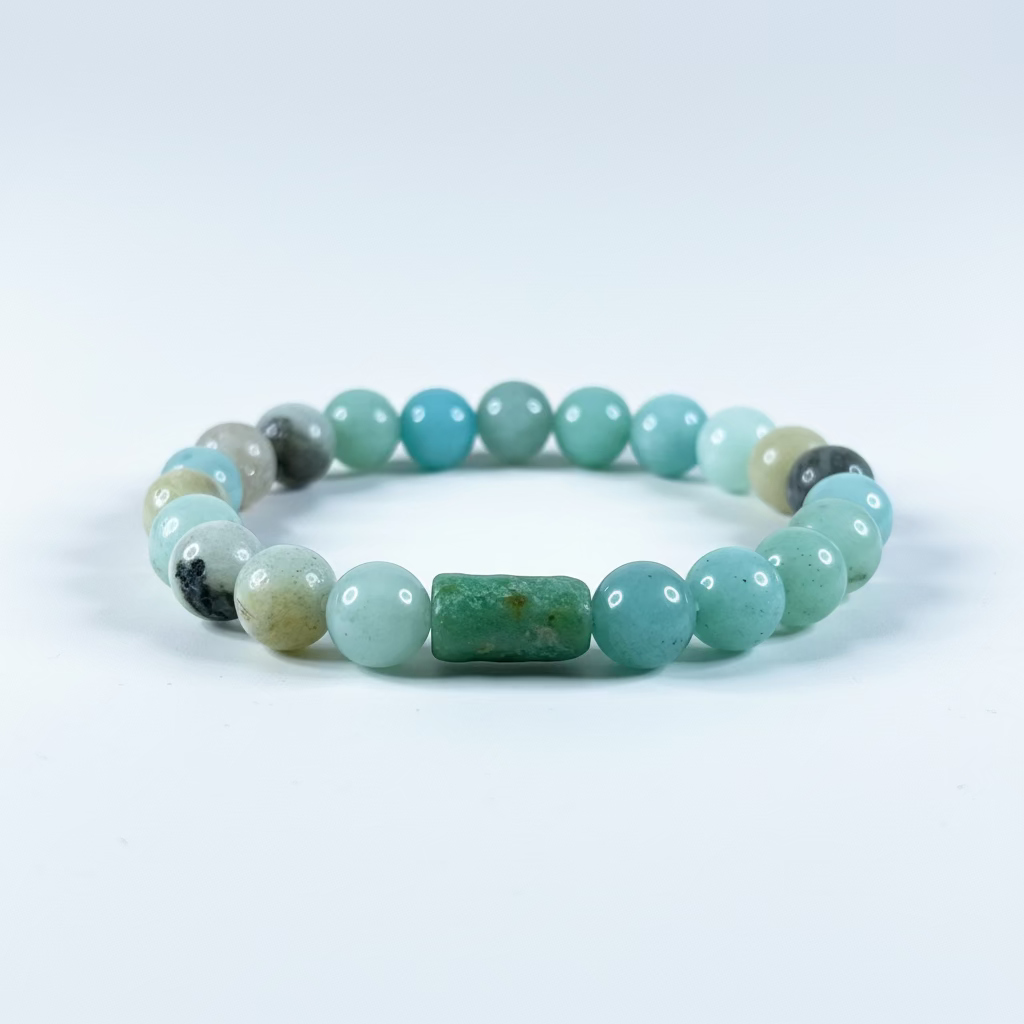 Pulsera elástica de cuentas de piedra amazonita natural de color verde agua sobre fondo blanco.