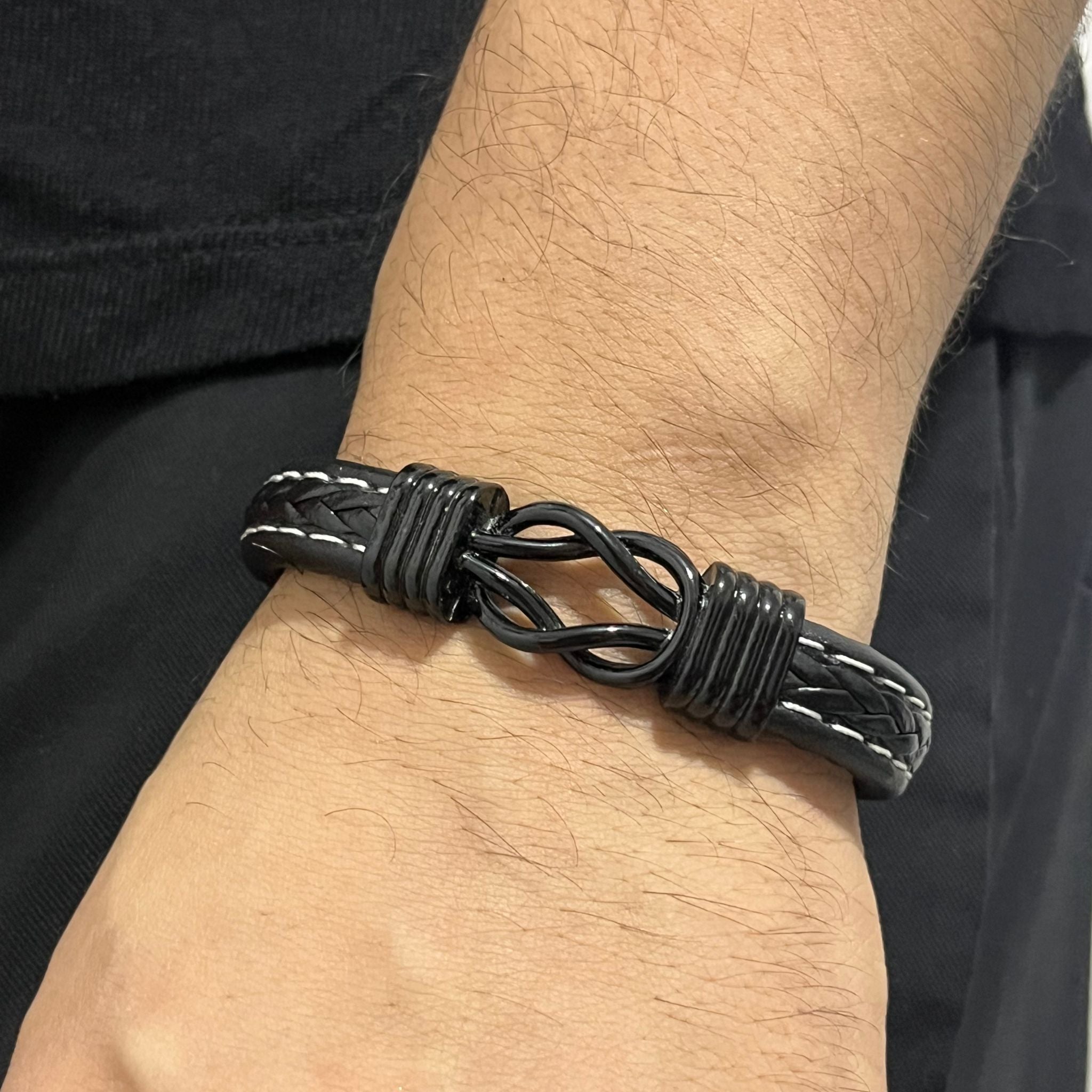 Pulsera de cuero negro trenzado para hombre con símbolo de infinito metálico central y cierre magnético, krv accesorios, envio gratis y contraentrega disponible a toda Colombia