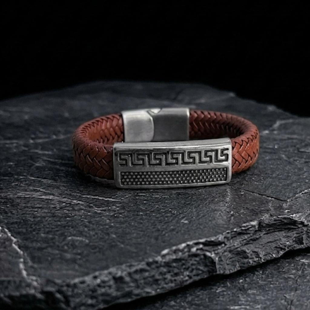 Pulsera Atenas de cuero trenzado color marrón con placa griega a base de acero inoxidable