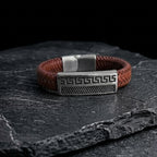 Pulsera Atenas de cuero trenzado color marrón con placa griega a base de acero inoxidable